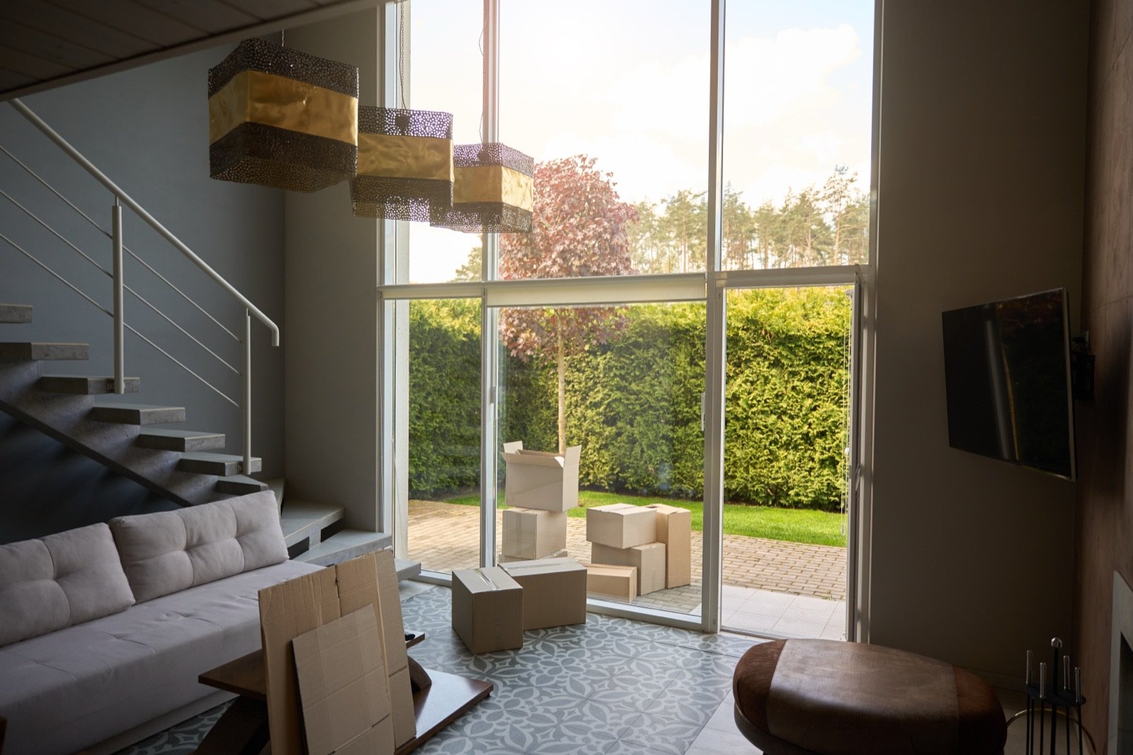 Sala moderna con vista al jardín